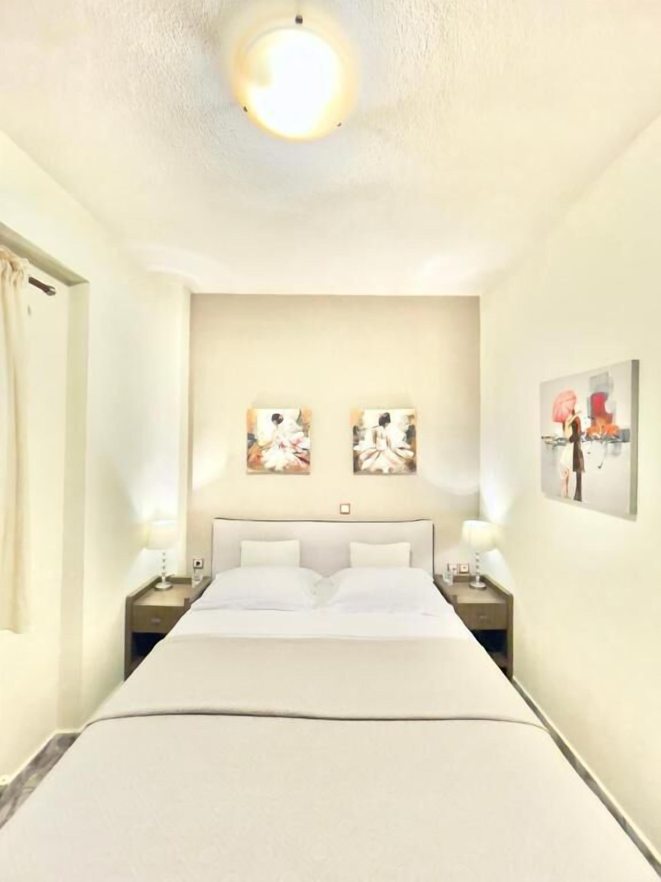 Brankas, tirai kedap cahaya, kedap suara, dan setrika/meja setrika