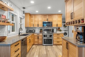Fridge, microwave, oven, stovetop - Modern 2 bedroom ground level suite w/ private hot tub, laundry, BBQ (Vernon)