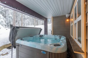 Indoor spa tub - Modern 2 bedroom ground level suite w/ private hot tub, laundry, BBQ (Vernon)