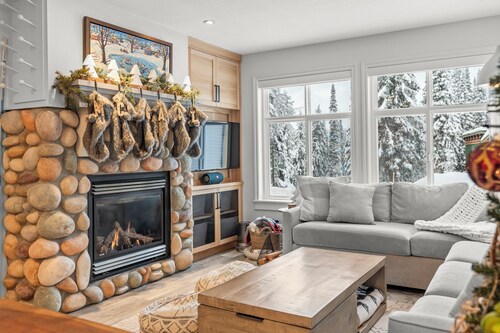 Modern 2 bedroom ground level suite w/ private hot tub, laundry