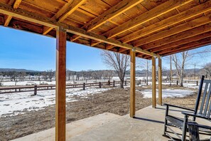 Terrace/patio - 'Luna Ranchhouse' Nestled Among the Pines!" (Luna)
