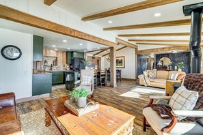 TV, books - 'Luna Ranchhouse' Nestled Among the Pines!" (Luna)