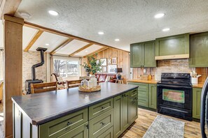 Fridge, microwave, stovetop, dishwasher - Views for Miles! High-Desert Retreat in Luna (Luna)