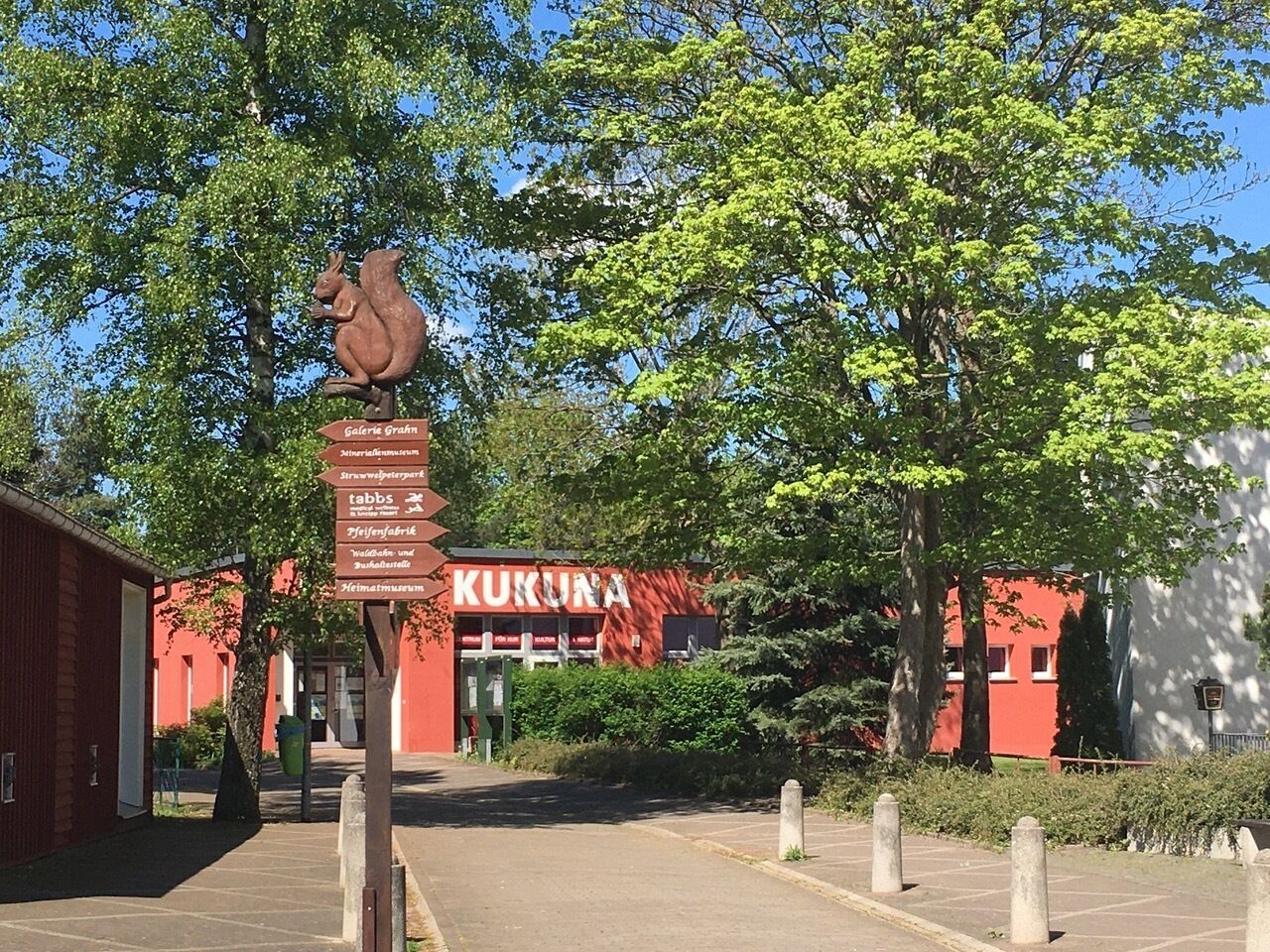 Un edifici amb façana vermella i un rètol que diu "KUKURA".