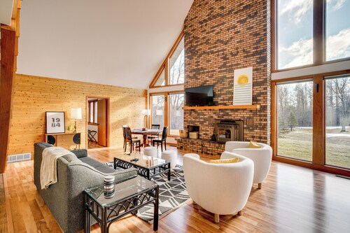 All-Season Lodge 40 Acres: Walk to Elkhart Lake!