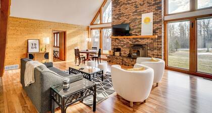 All-Season Lodge 40 Acres: Walk to Elkhart Lake!