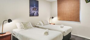 4 bedrooms, free WiFi, bed sheets - Tomarlin Views 1 - Woodridge (Woodridge)