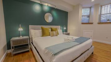 Een bureau, een strijkplank/strijkijzer, wifi, beddengoed