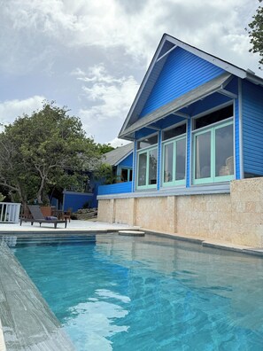 Kolam renang outdoor