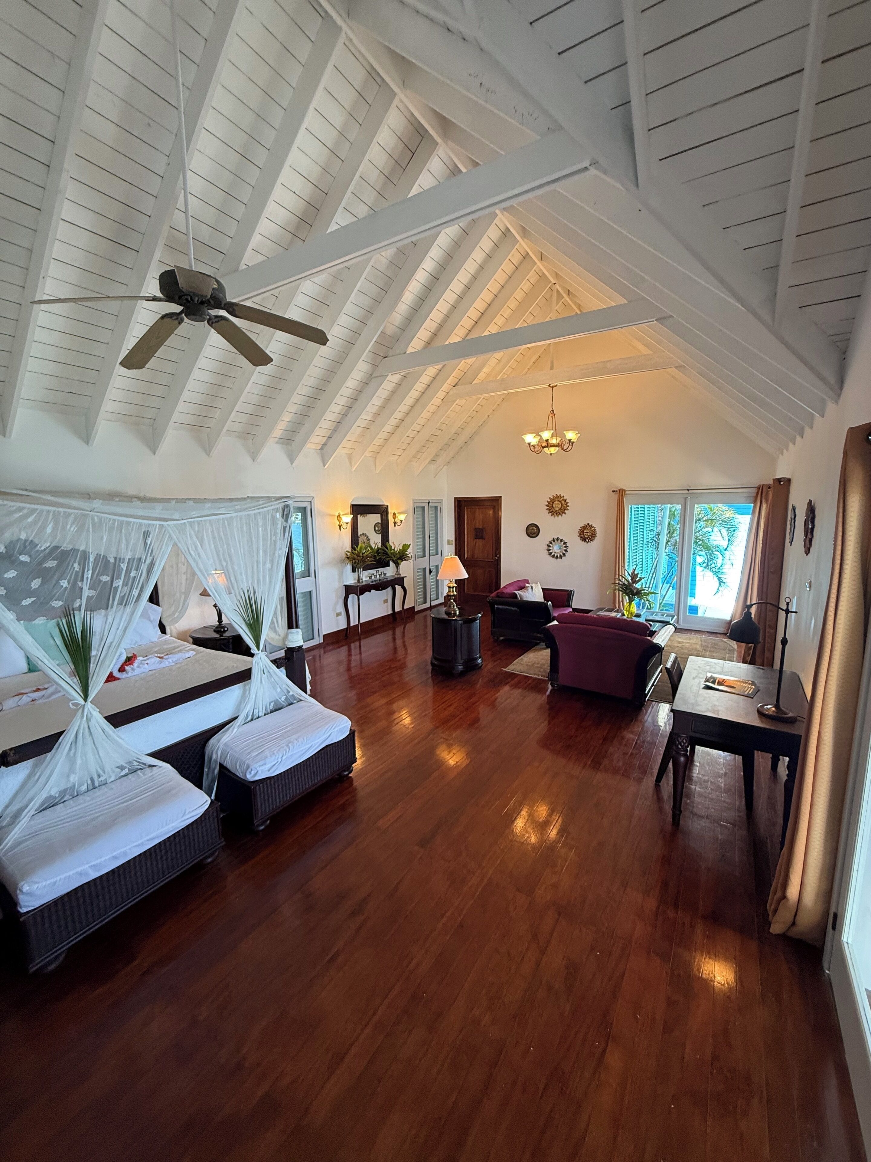 Rom – deluxe, balkong, strandutsikt | Strykejern/-brett og wi-fi (inkludert)