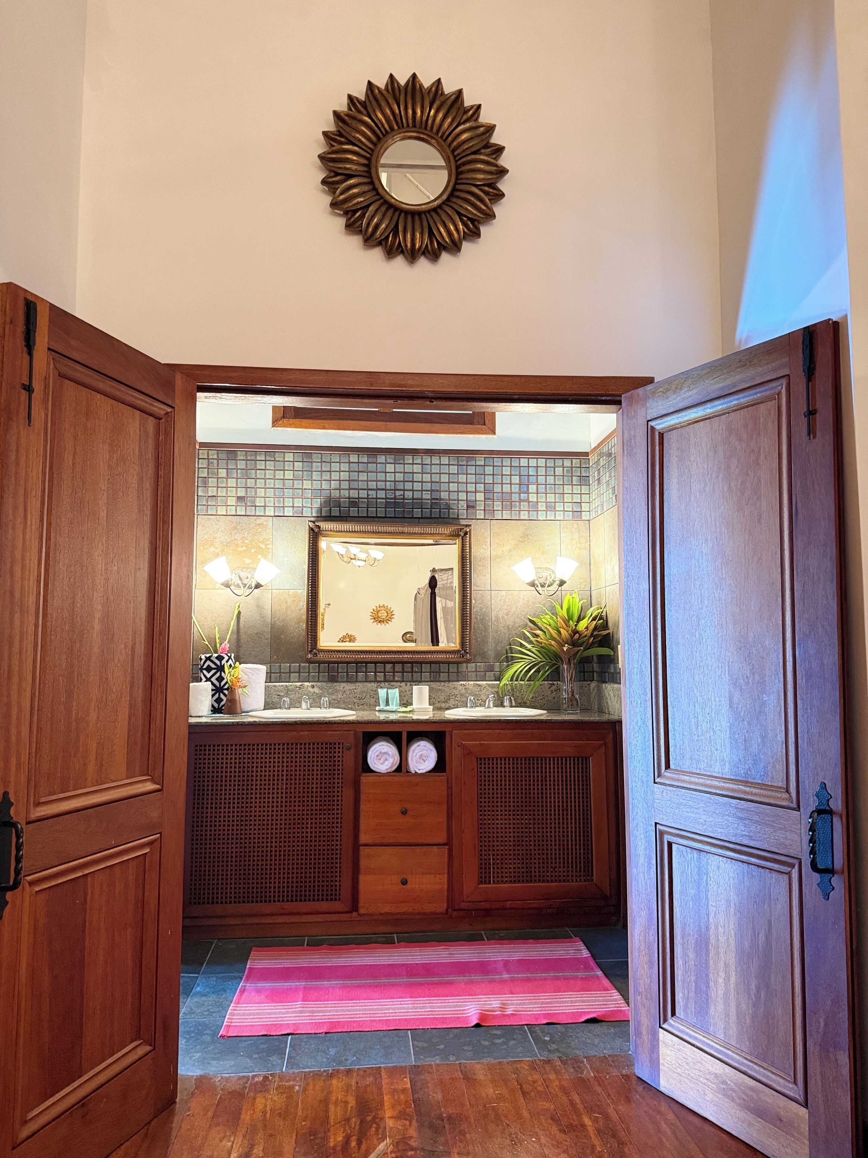 Camera Deluxe, balcone, vista spiaggia | Bagno | Doccia, asciugamani, sapone, shampoo