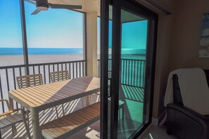 Outdoor dining - Panoramic Fort Myers Beachfront Condo - Private Sunset Views (Fort Myers Beach)