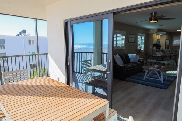 Outdoor dining - Panoramic Fort Myers Beachfront Condo - Private Sunset Views (Fort Myers Beach)