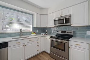 Fridge, microwave, oven, stovetop - Palmshine Hideaway~Pickleball~Heated Pool~Game Room~Speakeasy~Hot Tub~Firepit (Seminole)