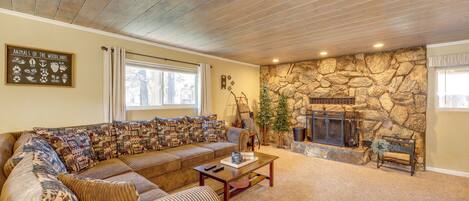 Televisio, takka, videopelejä, kirjoja