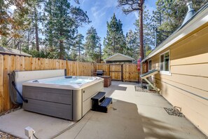 Terrace/patio - Hot Tub + Game Room: Group Getaway in Big Bear! (Big Bear)