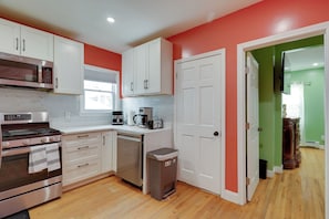 Jääkaappi, mikroaaltouuni, liesi, astianpesukone