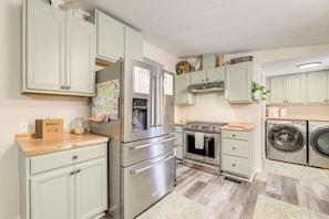 Fridge, microwave, stovetop, coffee/tea maker - Coastal Retreat Near Camp Lejeune, Dogs Welcome! (Stella)