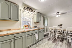 Refrigerador, microondas, parrilla de estufa y cafetera y tetera 