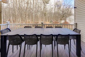 Outdoor dining - Ultimate Family Entertainment Hub in the Poconos! (East Stroudsburg)