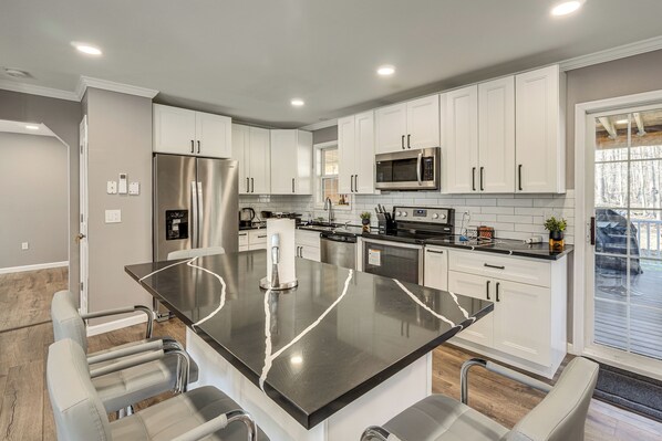 Fridge, microwave, stovetop, dishwasher - Ultimate Family Entertainment Hub in the Poconos! (East Stroudsburg)