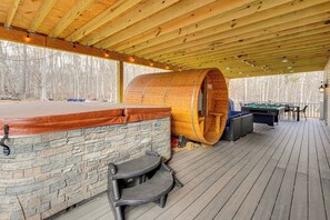 Outdoor dining - Ultimate Family Entertainment Hub in the Poconos! (East Stroudsburg)