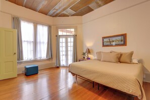4 bedrooms, desk, Internet, bed sheets - Historic Allman Brothers House in Downtown Macon! (Macon)