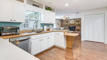 Kühlschrank, Mikrowelle, Herdplatte, Geschirrspüler