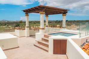 A rooftop terrace with a hot tub, a pergola, and a pool. - Spacious 4-bedroom villa in fantastic Cabo San Lucas with AC (Cabo San Lucas)