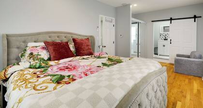 All-Season Fun! Charming Apt 3 Mi to Blue Hills