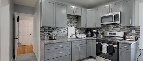Cafeteira/chaleira, geladeira, micro-ondas, cooktop