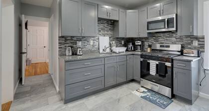 All-Season Fun! Charming Apt 3 Mi to Blue Hills