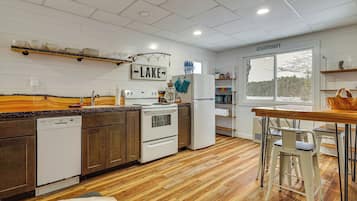 Réfrigérateur, micro-ondes, plaque de cuisson, lave-vaisselle