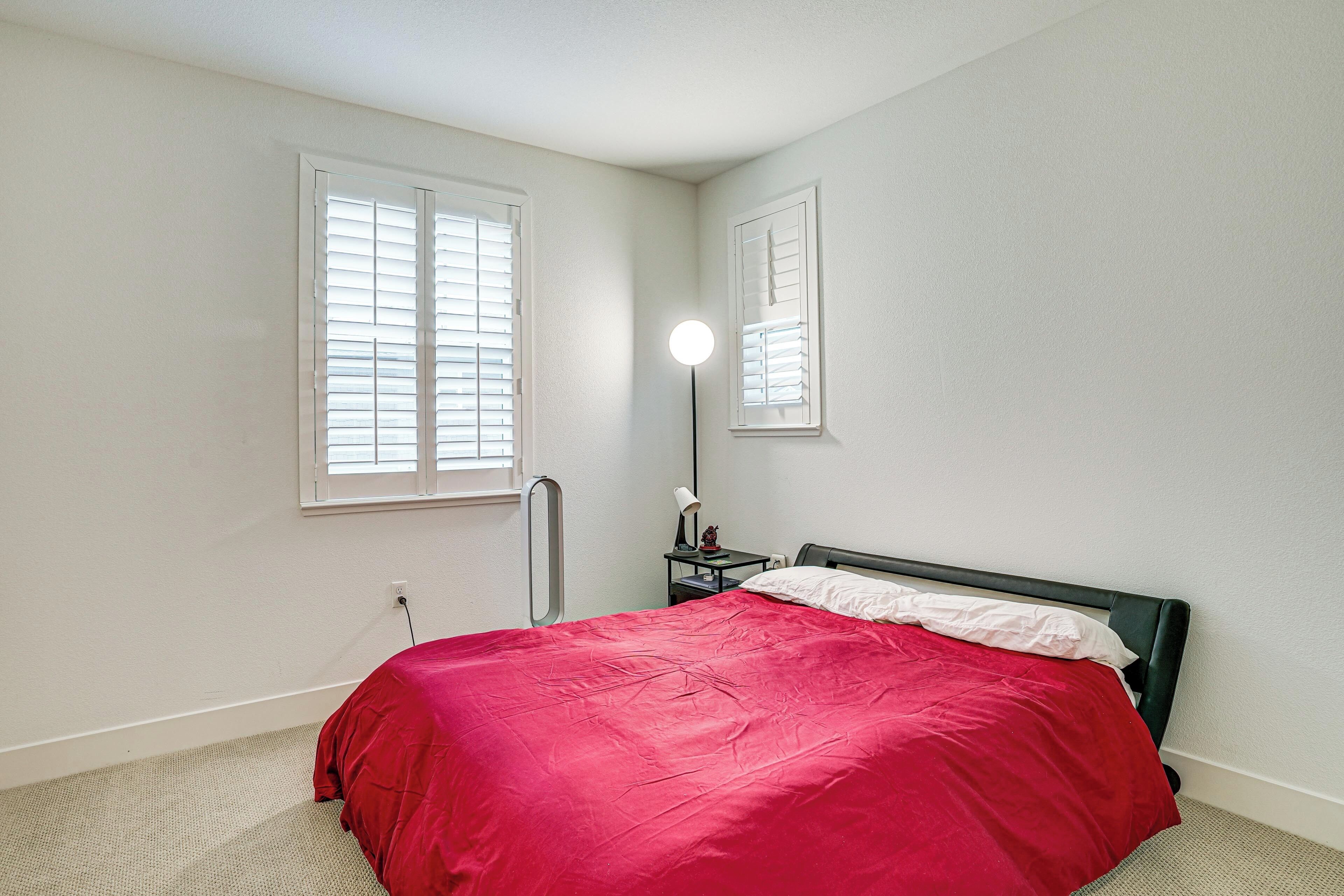 Iron/ironing board, Internet, bed sheets