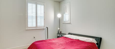 Iron/ironing board, Internet, bed sheets