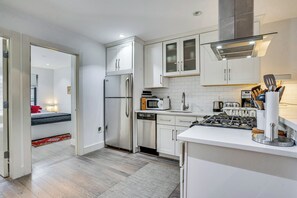 Refrigerador, microondas, parrilla de estufa y lavavajillas 