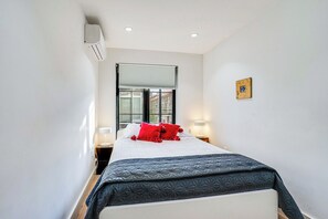 Tabla de planchar con plancha, internet y ropa de cama 