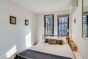 2 bedrooms, iron/ironing board, Internet, bed sheets - Shared Yard Space! Garden-Level Unit in Bed-Stuy (Brooklyn)