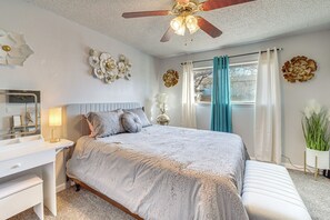 3 bedrooms, desk, iron/ironing board, Internet - Furnished Patio! Family-Friendly Tulsa Townhome (Tulsa)