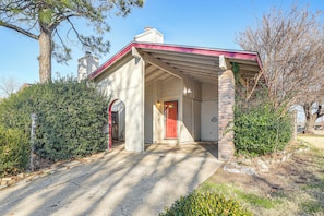 Exterior - Furnished Patio! Family-Friendly Tulsa Townhome (Tulsa)