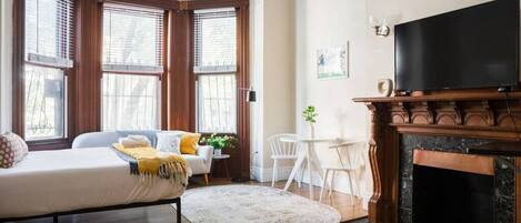 Escritorio, tabla de planchar con plancha, wifi y ropa de cama