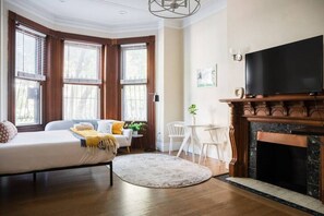 Room - Bright Back Bay Studio (Boston)