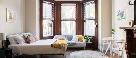 Escritorio, tabla de planchar con plancha, wifi y ropa de cama