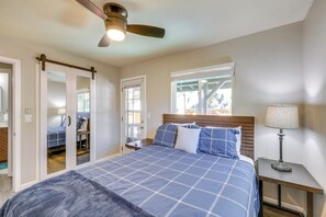 2 bedrooms, iron/ironing board, Internet, bed sheets - Ski & Hike: Cozy Big Bear Retreat w/ Fireplace (Big Bear)