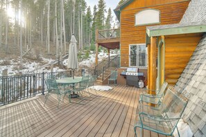 Outdoor dining - Wooded Retreat w/ Private Hot Tub in Evergreen (Evergreen)