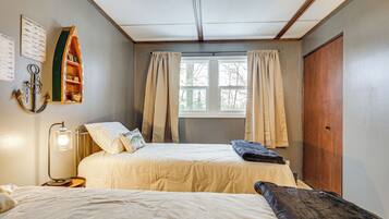 2 bedrooms, desk, internet, bed sheets