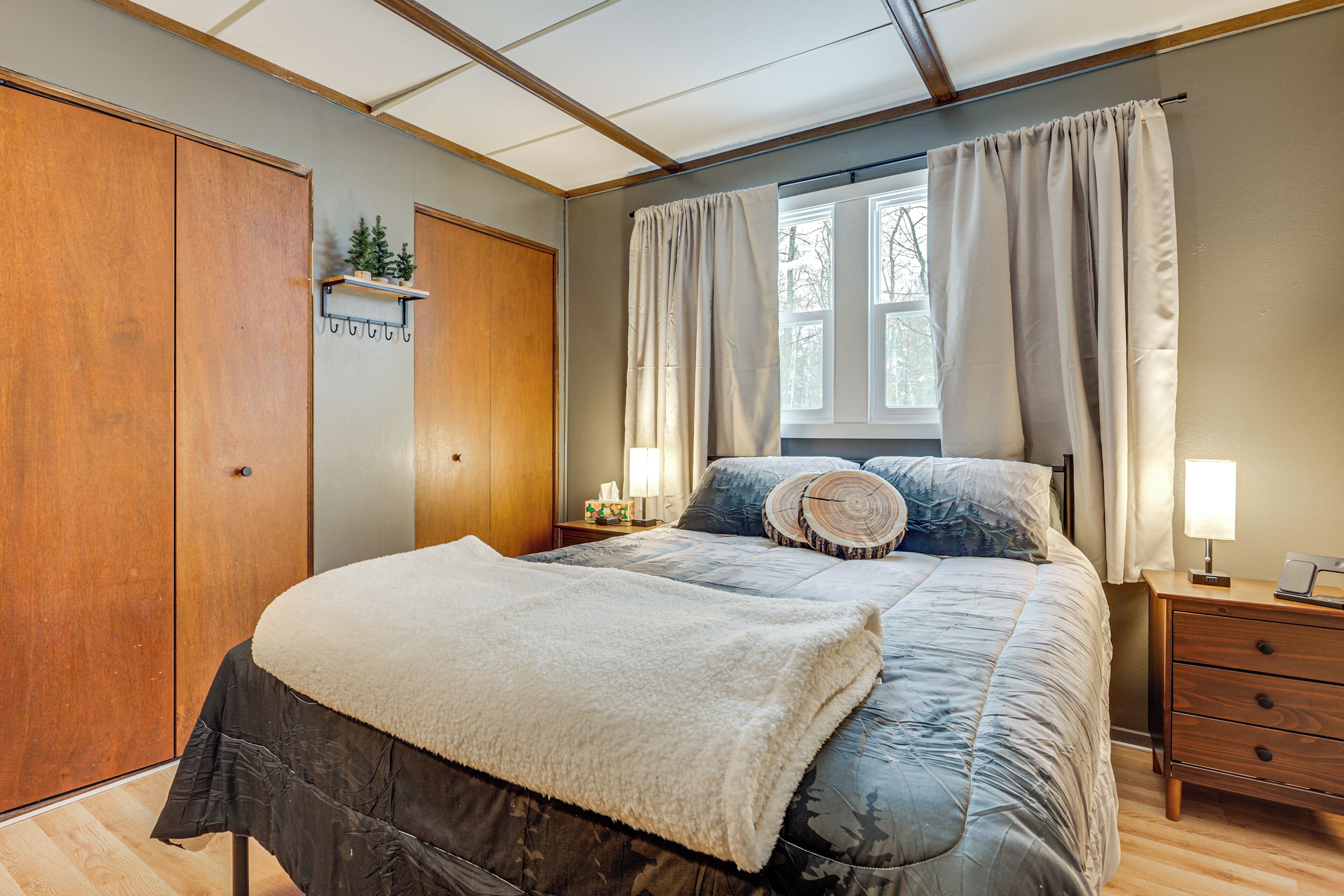 2 多间卧室、办公桌、上网接入、床单