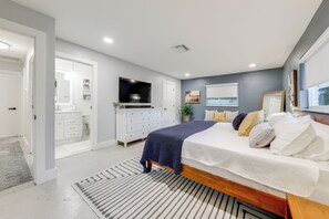 Desk, iron/ironing board, Internet, bed sheets - Luxe Outdoor Space! Elevated Delray Beach Living (Delray Beach)