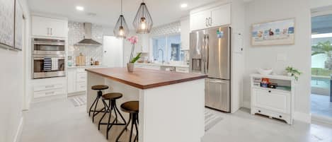 Réfrigérateur, micro-ondes, plaque de cuisson, lave-vaisselle