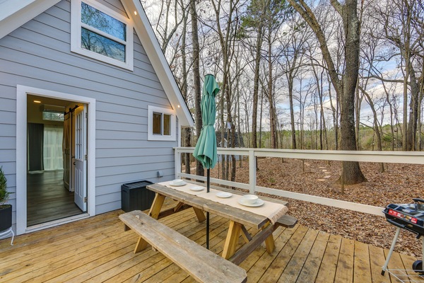 Hawkins Vacation Rental | Studio | 1BA | 650 Sq Ft | 2 Steps to Enter